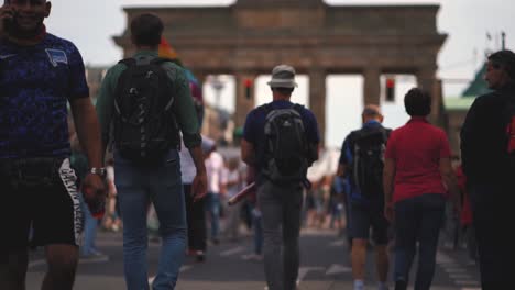 Demonstranten-Auf-Einer-Covid-19-Corona-Demonstration-Gegen-Das-Tragen-Von-Gesichtsmasken-Während-Der-Pandemie-In-Der-Wiedervereinigten-Deutschen-Hauptstadt-Berlin-In-Zeitlupe,-Halten-Schilder-Hoch-Und-Nähern-Sich-Dem-Brandenburger-Tor