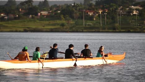 Colorido-Equipo-De-Remo-Practicando-En-Armonía-En-Canoa-Naranja