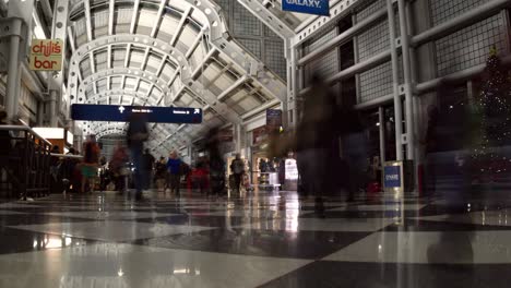 Panorámica-Izquierda-Lapso-De-Tiempo-De-Una-Concurrida-Terminal-De-Aeropuerto-En-El-Aeropuerto-Internacional-O&#39;hare-El-26-De-Diciembre