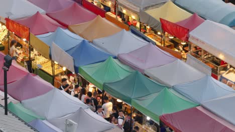 Primer-Plano,-Mercado-Nocturno-Lleno-De-Gente,-Desde-Arriba