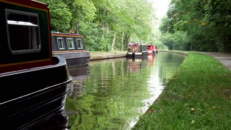 Dirección-De-Barco-De-Canal-De-Vacaciones-Británico-Estrecho-Bosque-Escénico-Waterway-Reflexiones