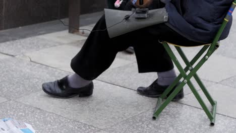 Ältere-Chinesische-Straßenkünstler-Spielen-Gemeinsam-Im-Park-Traditionelle-Chinesische-Erhu-Geigeninstrumente