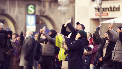 People-listening-and-watching-the-famous-Glockenspiel-at-Munich-Marienplatz