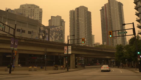 Cielo-Cambiante-Sobre-El-Horizonte-En-Expo-Boulevard-Y-Abbott-Street-En-Vancouver,-Bc-Causado-Por-El-Humo-Del-Incendio-Forestal-En-La-Región---Plano-General