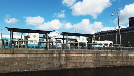 Zeitraffer-Blau-weißer-Straßenbahnwagen-Am-Göteborger-Hauptbahnhof