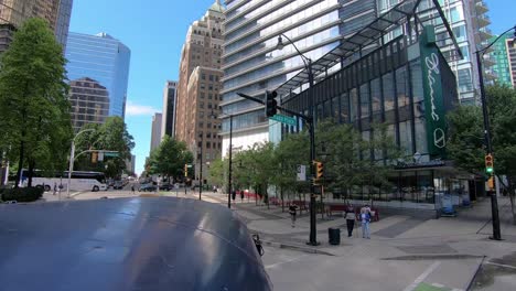 Punto-De-Vista-Desde-El-Techo-De-Un-Autobús-Turístico-Mientras-Conduce-Por-El-Centro-De-La-Ciudad-De-Vancouver-Pasando-Por-El-Canada-Place-Y-El-Hotel-Fairmont-En-Un-Día-Soleado-De-Verano