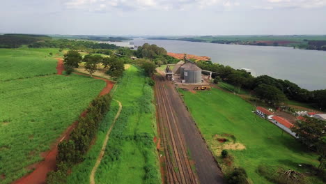 Images-of-intermodal-port,-railway-line-and-a-large-river-in-the-background,-where-many-products-are-also-transported