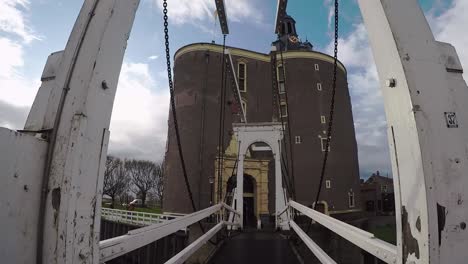 Un-Puente-Levadizo-Frente-Al-Drommedaris,-El-Edificio-Más-Famoso-De-La-Ciudad-De-Enkhuizen