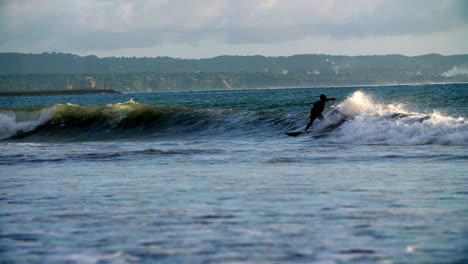 Surfista-Nativo-De-La-Isla-Montando-Una-Gran-Ola-Y-Cayendo-A-Mitad-De-Camino-En-Cámara-Lenta,-Tiro-De-Seguimiento-Izquierdo