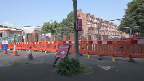 Eine-Totalaufnahme-Eines-Stillgelegten-Pelikans,-Der-Eine-Blockierte-Offroad-Straße-überquert