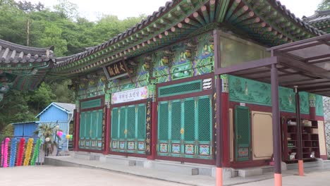 Hermoso-Templo-Budista-Wongaksa-En-Ulsan,-Corea-Del-Sur