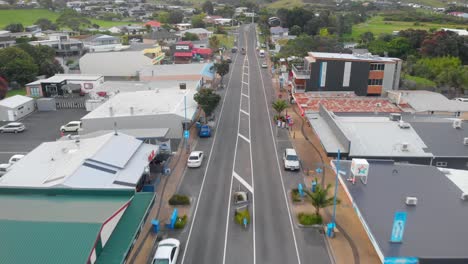 Vista-Aérea-De-La-Calle-Principal-En-La-Playa-De-Waihi,-Bahía-De-La-Abundancia-En-Nueva-Zelanda