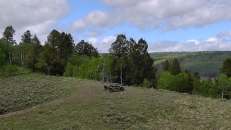 Der-Dolly-Zoom-Aus-Der-Luft-Zeigt-SXS-Und-Fahrer-Auf-Dem-Berg