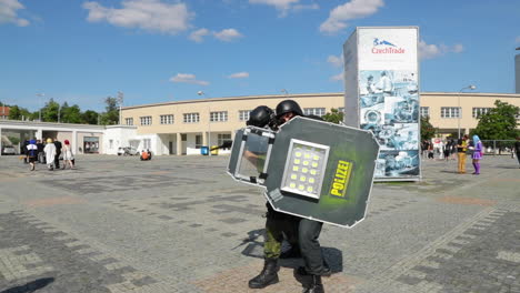 Polizeifiguren-In-Kostümen-Aus-Der-Welt-Der-Computerspiele-In-Der-Ausstellung-Für-Anime-Comics-Und-Manga-Liebhaber-Animefest-Brno-Expo-Kamera-In-120-Bildern-Pro-Sekunde