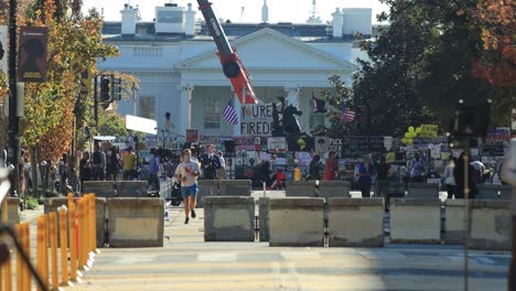 Se-Ven-Carteles-De-Protesta-Que-Se-Oponen-Al-Presidente-Donald-Trump-En-Una-Barrera-De-Seguridad-Alrededor-De-La-Casa-Blanca-En-Washington,-Dc-Después-Del-3-De-Noviembre-De-2020-U