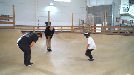 Gruppe-Unterschiedlichen-Alters-Wärmt-Die-Knie-Im-Skateboardpark-Auf