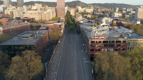 Toma-Aérea-Amplia-Y-Majestuosa-Que-Revela-Portland,-El-Icónico-Cartel-Del-Casco-Antiguo-De-Oregon-Con-Calles-Vacías-Debido-A-Covid-19