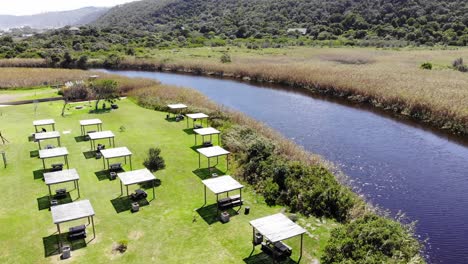 Vuelo-Aéreo-Rápido-Sobre-Un-Campo-De-Descanso