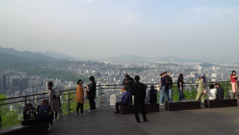 Touristen-Fotografieren-Den-Hintergrund-Der-Stadt-Seoul-Vom-Namsan-Berg-Und-Dem-Turm-Aus