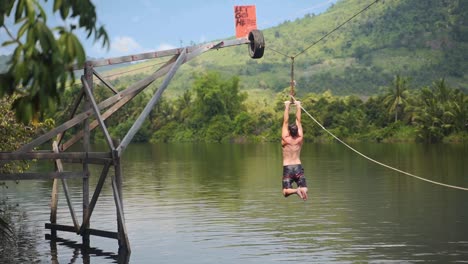 Turista-Hace-Un-Salto-Desde-Una-Tirolesa-Al-Agua-En-Camboya