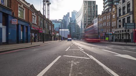 Zeitraffer-Des-Verkehrs-Auf-Der-Shoreditch-Highstreet-Ab-Der-Tagesmitte