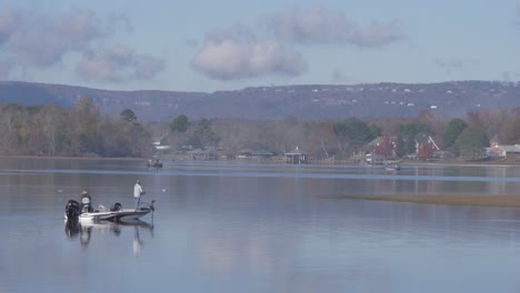 Gente-Pescando-Desde-Un-Bote-Pequeño-En-El-Banco-De-Arena-Del-Lago-A-Cámara-Lenta