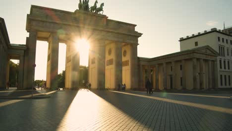 Rayos-De-Sol-Brillando-A-Través-De-Las-Columnas-De-La-Puerta-De-Brandenburgo-En-La-Ciudad-De-Berlín