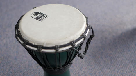 Tambor-De-Mano-Djembe-En-El-Suelo-Del-Aula-De-Música-De-La-Escuela