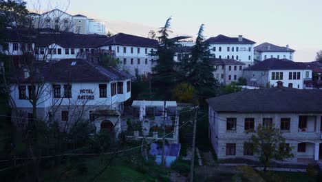 Hoteles-Y-Casas-De-Huéspedes-En-La-Ciudad-De-Piedra-De-Gjirokastra-Con-Fachadas-Blancas-Por-La-Mañana