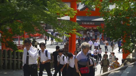 Menschenmassen-Und-Schulkinder-Beim-Treppensteigen-Am-Fushimi-Inari-Schrein