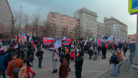 Activistas-Rebeldes-Llevan-Pancartas-Y-Banderas-En-La-Protesta-A-Favor-De-La-Democracia-En-Moscú