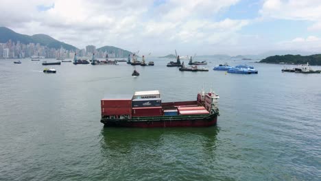 Pequeño-Buque-Portacontenedores-De-Clase-Feeder-En-La-Bahía-De-Hong-Kong,-Vista-Aérea