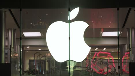 Die-Multinationale-Amerikanische-Technologiemarke-Apple-Store-Und-Ihr-Logo-Sind-Nachts-In-Hongkong-Zu-Sehen