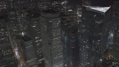 Eine-Skyline-Der-Stadt-Voller-Hoch-Aufragender-Wolkenkratzer-Und-Gebäude-Bei-Nacht