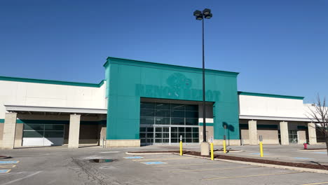 Vacant-large-big-box-store-slow-pan