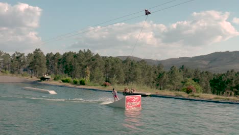 Amateur-Wakeboarder-Versagt-Beim-Trainingsmanöver-Im-Künstlichen-See