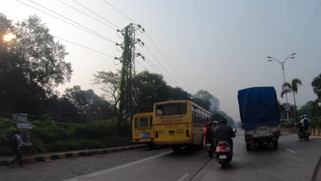 Fahrrad-POV-GoPro-Fahrt-In-Der-Stadt-Thane-In-Mumbai.-Menschen-Warten-Auf-Busbüro,-Zeitraffer,-Verkehr