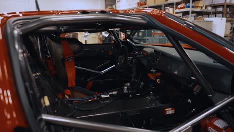 Cock-Pit-Interior-Y-Jaula-Antivuelco-En-Un-Supercoche-Ford-Gt-Gt3-Rojo