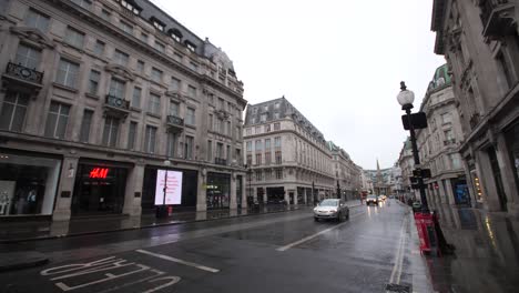 Calle-Comercial-E-Intersección-De-Oxford-Circus,-Casi-Completamente-Vacía-En-Medio-Del-Día-Un-Viernes