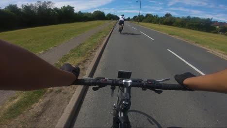 POV-Radfahren-Auf-Der-Straße-Durch-Das-Dorf-Croxley-Green