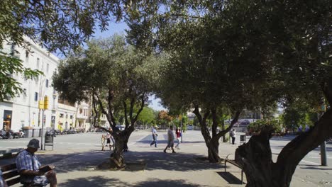 Spaziergang-Im-Viertel-Sant-Marti-In-Der-Stadt-Barcelona,-Spanien