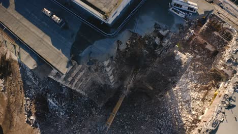 Vista-Aérea-De-Drones-De-Excavadora-De-Garras-Demoliendo-Un-Edificio-O-Apartamento-De-Hormigón