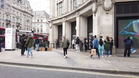 Gente-Haciendo-Cola-Fuera-De-La-Tienda-Nike-Debido-A-La-Pandemia-De-Covid-19-De-Otoño-De-2020