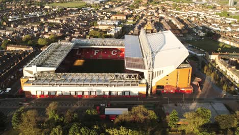 Icónico-Liverpool-Lfc-Estadio-Anfield-Campo-De-Fútbol-Vista-Aérea-Zoom-En-Tiro