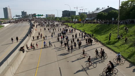 Vidas-Negras-Pacíficas-Importan-Manifestantes-Marchan-En-La-Autopista-35w-En-Minneapolis