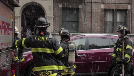 Bomberos-De-Fdny-Esperando-Fuera-Del-Edificio-Durante-El-Invierno,-Accidente-De-Cable-Cónico-En-Brooklyn--Plano-Medio