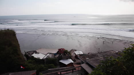 Verschmutzte-Temporäre-Strukturen-Auf-Bali,-Indonesien,-Am-Strand