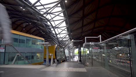 Una-Mujer-Con-Una-Máscara-Sale-De-La-Estación-De-La-Cruz-Del-Sur-De-Melbourne