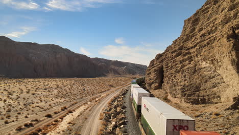 Un-Tren-De-Carga-Serpentea-A-Través-Del-Cañón-Afton-En-El-Desierto-De-Mojave-De-California