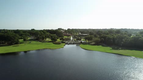 Vista-Aérea-Sobre-El-Lago-Pacífico-Hacia-El-Resort-Mission-Inn-En-Howey-in-the-hills,-Fl